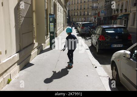 â©PHOTOPQR/LE PARISIEN/Matthieu de Martignac ; Paris ; 01/04/2020 ; Confinement Ã Paris jour 16 Enfant en train de faire du Skate - France - Coronavirus: Confinement in Paris, day 16. Stockfoto