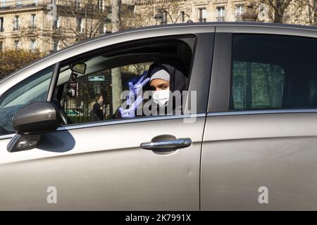 â©PHOTOPQR/LE PARISIEN/Matthieu de Martignac ; Paris ; 01/04/2020 ; confinement Ã Paris jour 16 une femme au volant avec son maque et ses gants - Frankreich - Coronavirus: Confinement in Paris, day 16. Stockfoto