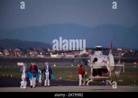 â©PHOTOPQR/LA MONTAGNE/Richard BRUNEL ; ; 03/04/2020 ; Coronavirus Transfer malades Avion A400M Helicoptee cantal, Aulnat le 03/04/2020 PHOTO R Brunel CLERMONT FERRAND: Coronavirus Transfer von Patienten versichert durch die Armee von A400M Flugzeug auf der Militärbasis von Aulnat am 04/03/2020 Stockfoto