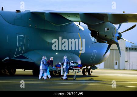 CLERMONT FERRAND: Coronavirus Übertragung von durch die Armee versicherten Patienten bis A400M Flugzeug auf dem Militärstützpunkt Aulnat am 04/03/2020 Stockfoto