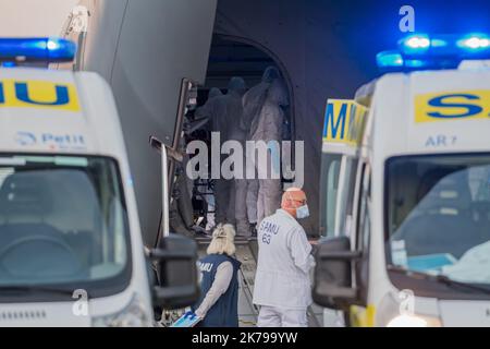 CLERMONT FERRAND: Coronavirus Übertragung von durch die Armee versicherten Patienten bis A400M Flugzeug auf dem Militärstützpunkt Aulnat am 04/03/2020 Stockfoto