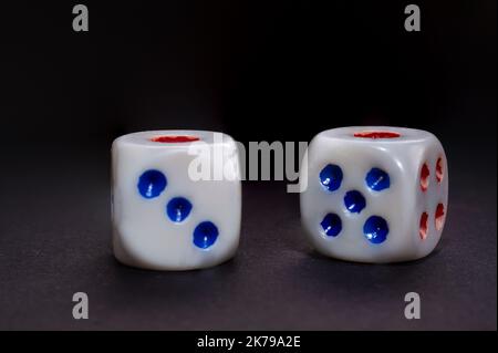 Vier Spielwürfel auf schwarzem Hintergrund isoliert Stockfoto