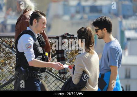 â©PHOTOPQR/LE PARISIEN/Philippe Lavieille ; PARIS ; 05/04/2020 ; Le non respect du confinement Beaucoup de Parisiens joggers ou en famille sont de sortie dimanche aprÃ¨s Midi par un temps estival sur la capitale Ici sur la Butte Montmartre prÃ¨s de la Basilique du SacrÃ© Coeur Paris , April 5 , 2020 . Die Menschen gehen trotz der restriktiven Maßnahmen der Behörden zur Bekämpfung der COVID-19-Pandemie Stockfoto