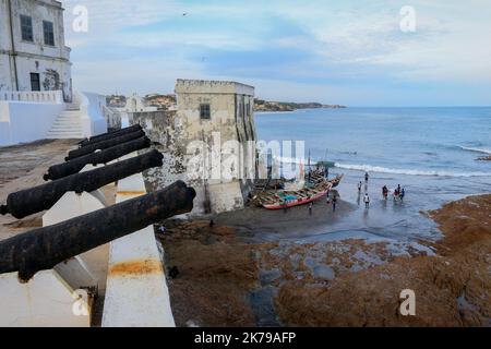 Sommer Blick auf das Cape Coast Slave Castle an der Atlantikküste in Ghana, Westafrika Stockfoto