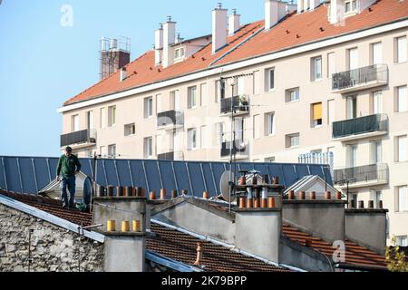 / 10/04/2020 - Frankreich / Ile-de-France (Region) / Paris - Coronavirus / Covid 19 in Zeiten einer Coronavirus-Epidemie gehen Heizungsingenieure in Malakoff, Hauts de seine, Frankreich, weiterhin doppelt so viele Risiken auf den Dächern ein. Stockfoto