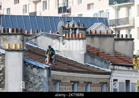 / 10/04/2020 - Frankreich / Ile-de-France (Region) / Paris - Coronavirus / Covid 19 in Zeiten einer Coronavirus-Epidemie gehen Heizungsingenieure in Malakoff, Hauts de seine, Frankreich, weiterhin doppelt so viele Risiken auf den Dächern ein. Stockfoto