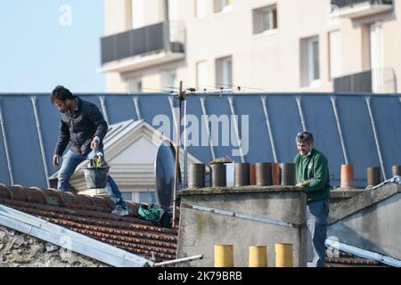 / 10/04/2020 - Frankreich / Ile-de-France (Region) / Paris - Coronavirus / Covid 19 in Zeiten einer Coronavirus-Epidemie gehen Heizungsingenieure in Malakoff, Hauts de seine, Frankreich, weiterhin doppelt so viele Risiken auf den Dächern ein. Stockfoto