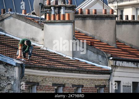 / 10/04/2020 - Frankreich / Ile-de-France (Region) / Paris - Coronavirus / Covid 19 in Zeiten einer Coronavirus-Epidemie gehen Heizungsingenieure in Malakoff, Hauts de seine, Frankreich, weiterhin doppelt so viele Risiken auf den Dächern ein. Stockfoto