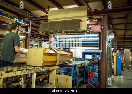 Jussey, Frankreich, april 6. 2020 - die wichtigste Sargfirma produziert in der Regel 80 000 Särge pro Jahr mit 120 Mitarbeitern. Mehr als 11 000 Menschen starben an covid-19 in Frankreich. Stockfoto