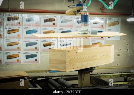 Jussey, Frankreich, april 6. 2020 - die wichtigste Sargfirma produziert in der Regel 80 000 Särge pro Jahr mit 120 Mitarbeitern. Mehr als 11 000 Menschen starben an covid-19 in Frankreich. Stockfoto