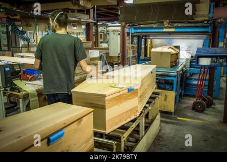 Jussey, Frankreich, april 6. 2020 - die wichtigste Sargfirma produziert in der Regel 80 000 Särge pro Jahr mit 120 Mitarbeitern. Mehr als 11 000 Menschen starben an covid-19 in Frankreich. Stockfoto