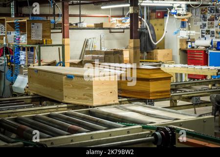 Jussey, Frankreich, april 6. 2020 - die wichtigste Sargfirma produziert in der Regel 80 000 Särge pro Jahr mit 120 Mitarbeitern. Mehr als 11 000 Menschen starben an covid-19 in Frankreich. Stockfoto