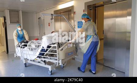 ©PHOTOPQR/LE DAUPHINE/Stéphane MARC ; Valence ; 06/04/2020 ; Stéphane Marc / Le Dauphine Libéré / Photopqr Valence/Drôme le 07/04/2020 L'Hôpital de Valence préparé pour le COVID 19. - April 2020 - covid-19-Sperre in Frankreich Stockfoto