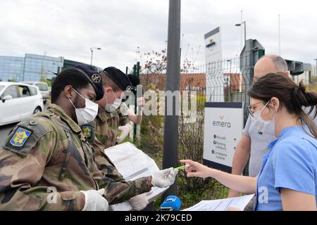 Clermont Ferrand, Frankreich, april 13. 2020 - Soldaten verteilen einige Masken in einem ehped, Seniorenheim für die schwächsten Menschen Stockfoto