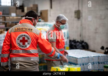 â©Nicolas Beaumont / Le Pictorium/MAXPPP - Nicolas Beaumont / Le Pictorium - 16/04/2020 - Frankreich / Rhone Alpes / Lyon - UN logisticien de la Croix-Rouge Francaise supervise la preparation des colis de solidarite. La Croix-Rouge francaise a lance un Service specifique a l'epidemie de Coronavirus COVID-19 'Croix-Rouge chez Vous'. La Phase initiale est la preparation des commandes. / 16/04/2020 - Frankreich / Rhone Alpes / Lyon - Ein Logistiker des Französischen Roten Kreuzes überwacht die Vorbereitung von Solidaritätspaketen. Das Französische Rote Kreuz hat einen speziellen Service für den COVID-19 cor eingeführt Stockfoto