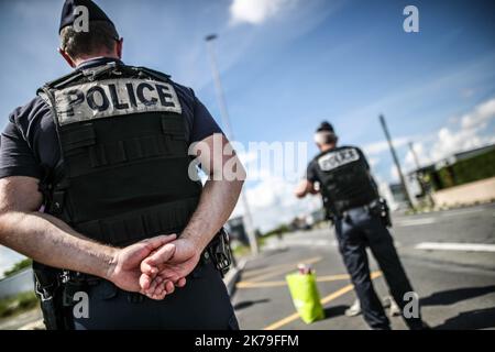 ©PHOTOPQR/Sud OUEST/Le Deodic David ; Lons ; 25/04/2020 ; Coronavirus , contrôles routiers renforcés par la Police durant cette longue période de confinement , Route de Bayonne à Lons le 25 avril 2020. Contrôle attestation avec la feuille ou par téléphone - 2020/04/26. Die Straßenkontrollen wurden während dieser langen Sperrzeit von der Polizei verstärkt. Stockfoto