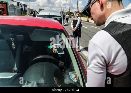 ©PHOTOPQR/Sud OUEST/Le Deodic David ; Lons ; 25/04/2020 ; Coronavirus , contrôles routiers renforcés par la Police durant cette longue période de confinement , Route de Bayonne à Lons le 25 avril 2020. Contrôle attestation avec la feuille ou par téléphone - 2020/04/26. Die Straßenkontrollen wurden während dieser langen Sperrzeit von der Polizei verstärkt. Stockfoto