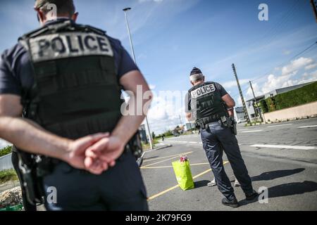 ©PHOTOPQR/Sud OUEST/Le Deodic David ; Lons ; 25/04/2020 ; Coronavirus , contrôles routiers renforcés par la Police durant cette longue période de confinement , Route de Bayonne à Lons le 25 avril 2020. Contrôle attestation avec la feuille ou par téléphone - 2020/04/26. Die Straßenkontrollen wurden während dieser langen Sperrzeit von der Polizei verstärkt. Stockfoto