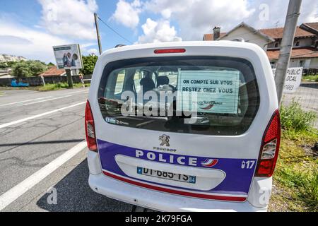 ©PHOTOPQR/Sud OUEST/Le Deodic David ; Lons ; 25/04/2020 ; Coronavirus , contrôles routiers renforcés par la Police durant cette longue période de confinement , Route de Bayonne à Lons le 25 avril 2020. Contrôle attestation avec la feuille ou par téléphone - 2020/04/26. Die Straßenkontrollen wurden während dieser langen Sperrzeit von der Polizei verstärkt. Stockfoto