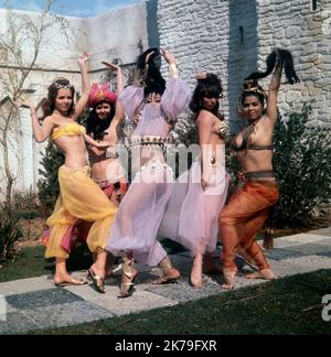 Ein Vintage-Farbfoto aus dem Jahr 1960s, das eine Gruppe traditioneller Tänzerinnen aus dem alten Osmanischen Reich zeigt. Stockfoto