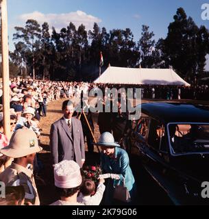 Ein Vintage-Farbfoto aus dem Jahr 1965, auf dem Königin Elizabeth II. Während einer Tour durch Äthiopien Blumen von einem jungen weißen Jungen annimmt. Stockfoto