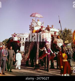 Ein Vintage-Farbfoto, das Königin Elizabeth II. Auf der Rückseite eines aufwendig verzierten Elefanten in Kathmandu zeigt, während sie 1961 auf ihrer Asien-Tournee war. Stockfoto