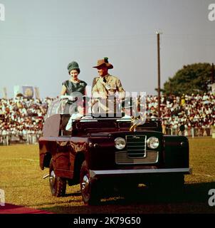 Ein Vintage-Farbfoto, das Königin Elizabeth II. Während ihrer Tour durch Nigeria im Jahr 1956 zeigt. Sie wird in einem Mark 1 Land Rover gefahren. Stockfoto