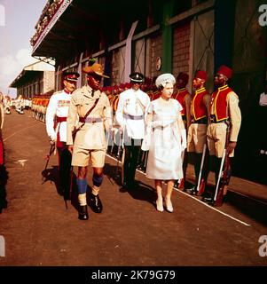 Ein Vintage-Farbfoto aus dem Jahr 1956, auf dem Königin Elizabeth II. Während ihrer Tour durch Nigeria im Jahr 1956 nigeranische Truppen inspiziert. Stockfoto