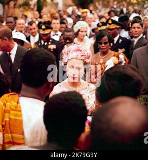 Ein Vintage-Farbfoto aus dem Jahr 1961, auf dem Königin Elizabeth II. Während einer Tour nach Uganda mit Menschenmassen spricht. Stockfoto