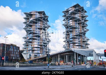 Kopenhagen, Dänemark - September 2022: Kaktusstürme und ihre dreieckigen Balkone wurden von der Bjarke Ingels Group im Stadtteil Fisketorvet Dybbølsbro entworfen. Stockfoto