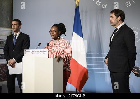 Frankreich, Paris, 2020/05/02 Spokswoman Junior Minister Sibeth Ndiaye der französische Minister für Gesundheit und Solidarität Olivier Veran und der französische Innenminister Christophe Castaner während einer Pressekonferenz nach dem wöchentlichen Kabinett Me während einer Pressekonferenz nach der wöchentlichen Kabinettssitzung am 2. Mai 2020 im Präsidentenpalast Elysee in Paris. Stockfoto