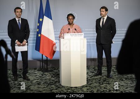 Frankreich, Paris, 2020/05/02 Spokswoman Junior Minister Sibeth Ndiaye der französische Minister für Gesundheit und Solidarität Olivier Veran und der französische Innenminister Christophe Castaner während einer Pressekonferenz nach dem wöchentlichen Kabinett Me während einer Pressekonferenz nach der wöchentlichen Kabinettssitzung am 2. Mai 2020 im Präsidentenpalast Elysee in Paris. Stockfoto