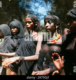 Ein Vintage-Farbfoto aus dem Jahr 1960s, das sudanesische Stammesfrauen zeigt. Stockfoto