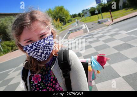 Frankreich wird wahrscheinlich am 11. Mai, während der Coronavirus-Krise, Schulen wieder eröffnen. COVID19 CORONAVIRUS ZUR WIEDERAUFNAHME VON SCHULEN, RÜCKKEHR NACH COVID IN DIE SCHULE, POST-CORONAVIRUS IN SCHULEN LATRESNE 5. MAI 2020 ** FAMILIENFOTOS OK ** Stockfoto