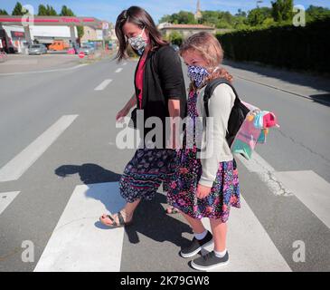 Frankreich wird wahrscheinlich am 11. Mai, während der Coronavirus-Krise, Schulen wieder eröffnen. COVID19 CORONAVIRUS ZUR WIEDERAUFNAHME VON SCHULEN, RÜCKKEHR NACH COVID IN DIE SCHULE, POST-CORONAVIRUS IN SCHULEN LATRESNE 5. MAI 2020 ** FAMILIENFOTOS OK ** Stockfoto