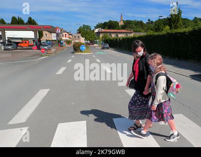 Frankreich wird wahrscheinlich am 11. Mai, während der Coronavirus-Krise, Schulen wieder eröffnen. COVID19 CORONAVIRUS ZUR WIEDERAUFNAHME VON SCHULEN, RÜCKKEHR NACH COVID IN DIE SCHULE, POST-CORONAVIRUS IN SCHULEN LATRESNE 5. MAI 2020 ** FAMILIENFOTOS OK ** Stockfoto