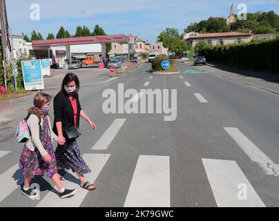 Frankreich wird wahrscheinlich am 11. Mai, während der Coronavirus-Krise, Schulen wieder eröffnen. COVID19 CORONAVIRUS ZUR WIEDERAUFNAHME VON SCHULEN, RÜCKKEHR NACH COVID IN DIE SCHULE, POST-CORONAVIRUS IN SCHULEN LATRESNE 5. MAI 2020 ** FAMILIENFOTOS OK ** Stockfoto