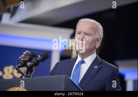 Washington, Usa. 17. Oktober 2022. Präsident Joe Biden stellt am Montag, den 17. Oktober 2022, im South Court Auditorium im Weißen Haus in Washington, DC, ein Update zum Beta-Test des Schuldentlastungsportals vor. Foto von Bonnie Cash/UPI Credit: UPI/Alamy Live News Stockfoto