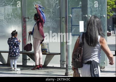 â©Nicolas Landemard / Le Pictorium/MAXPPP - Nicolas Landemard / Le Pictorium - 05/05/2020 - Belgique / Bruxelles / Bruxelles - Une femme avec un masque et une petite fille attendent le Bus. / 05/05/2020 - Belgien / Brüssel / Brüssel - Eine Frau mit Maske und ein kleines Mädchen warten auf den Bus. Stockfoto