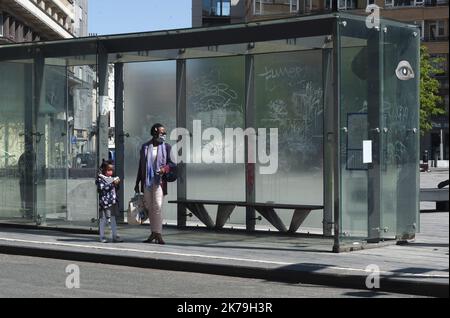 â©Nicolas Landemard / Le Pictorium/MAXPPP - Nicolas Landemard / Le Pictorium - 05/05/2020 - Belgique / Bruxelles / Bruxelles - Une femme avec un masque et une petite fille attendent le Bus. / 05/05/2020 - Belgien / Brüssel / Brüssel - Eine Frau mit Maske und ein kleines Mädchen warten auf den Bus. Stockfoto