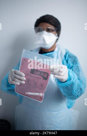 â©Chloe Sharrock / Le Pictorium/MAXPPP - Chloe Sharrock / Le Pictorium - 04/05/2020 - Frankreich / Ile-de-France - des Tests covid sont effectues afin de controler la propagation du coronavirus parmi le personnel d'un Centre d'hebergement d'urgence a Paris. / 04/05/2020 - Frankreich / Ile-de-France (Region) - Covid-Screening-Tests werden durchgeführt, um die Ausbreitung des Coronavirus zu verhindern. Stockfoto