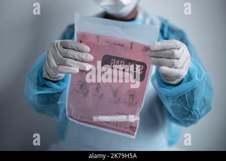 â©Chloe Sharrock / Le Pictorium/MAXPPP - Chloe Sharrock / Le Pictorium - 04/05/2020 - Frankreich / Ile-de-France - des Tests covid sont effectues afin de controler la propagation du coronavirus parmi le personnel d'un Centre d'hebergement d'urgence a Paris. / 04/05/2020 - Frankreich / Ile-de-France (Region) - Covid-Screening-Tests werden durchgeführt, um die Ausbreitung des Coronavirus zu verhindern. Stockfoto