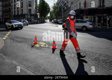 â©Julien Mattia / Le Pictorium/MAXPPP - im Kampf gegen die Covid-19-Krise lackieren Agenten der Firma Signature am 06. Mai 2020 in Malakoff die neuen Straßenmarkierungen für temporäre Radwege, das einzige alternative öffentliche Verkehrsmittel. Stockfoto