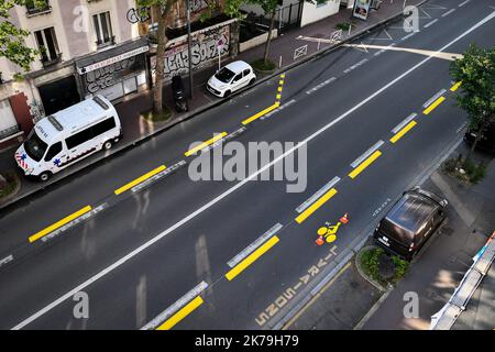 â©Julien Mattia / Le Pictorium/MAXPPP - im Kampf gegen die Covid-19-Krise lackieren Agenten der Firma Signature am 06. Mai 2020 in Malakoff die neuen Straßenmarkierungen für temporäre Radwege, das einzige alternative öffentliche Verkehrsmittel. Stockfoto