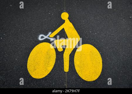 â©Julien Mattia / Le Pictorium/MAXPPP - im Kampf gegen die Covid-19-Krise lackieren Agenten der Firma Signature am 06. Mai 2020 in Malakoff die neuen Straßenmarkierungen für temporäre Radwege, das einzige alternative öffentliche Verkehrsmittel. Stockfoto