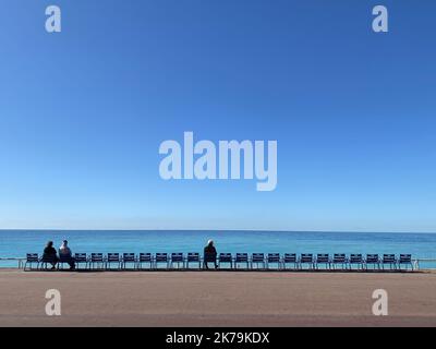 NICE 12/05/2020 die Straßen von Nizza sind sehr ruhig. Der zweite Tag der Entfindung hat noch nicht die Menge auf der Promenade des Anglais befreit, einige Jogger, oft maskierte Wanderer. Stockfoto