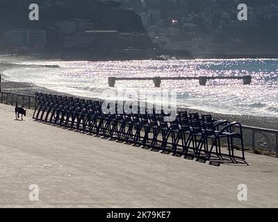 NICE 12/05/2020 die Straßen von Nizza sind sehr ruhig. Der zweite Tag der Entfindung hat noch nicht die Menge auf der Promenade des Anglais befreit, einige Jogger, oft maskierte Wanderer. Stockfoto