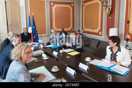 Frankreich, Paris, 2020/05/14 der französische Arbeitsminister Muriel Penicaud, der französische Außenminister Jean-Baptiste Lemoyne, der französische Premierminister Edouard Philippe, der französische Wirtschaftsminister Bruno Le Maire, der französische Minister für öffentliche Finanzen Gerald Darmanin und der französische Überseeminister Annick Girardin. Der französische Premierminister Edouard Philippe nimmt an dem interministischen Tourismusausschuss Teil. Stockfoto