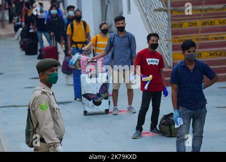 Indien / Tripura / Agartala - Ankunft des ersten Containment-Zuges am Bahnhof Agartala, der Hauptstadt des nordöstlichen Bundesstaates Tripura, Indien. Der Zug verließ den 10. Mai mit rund 1.200 Passagieren aus Bangalore. Nach der Ankunft wurde jeder Passagier gescreent und anschließend anhand der Methoden der Zufallsauswahl beprobt. Sie werden in 14 Tagen zu Hause sein Stockfoto