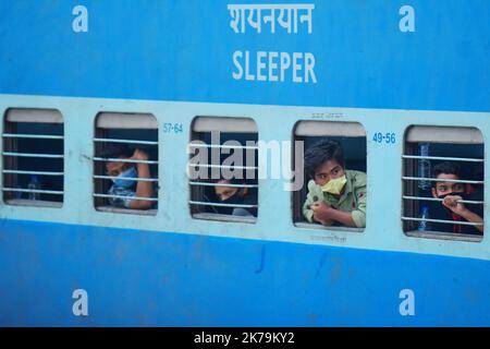 Indien / Tripura / Agartala - Ankunft des ersten Containment-Zuges am Bahnhof Agartala, der Hauptstadt des nordöstlichen Bundesstaates Tripura, Indien. Der Zug verließ den 10. Mai mit rund 1.200 Passagieren aus Bangalore. Nach der Ankunft wurde jeder Passagier gescreent und anschließend anhand der Methoden der Zufallsauswahl beprobt. Sie werden in 14 Tagen zu Hause sein Stockfoto